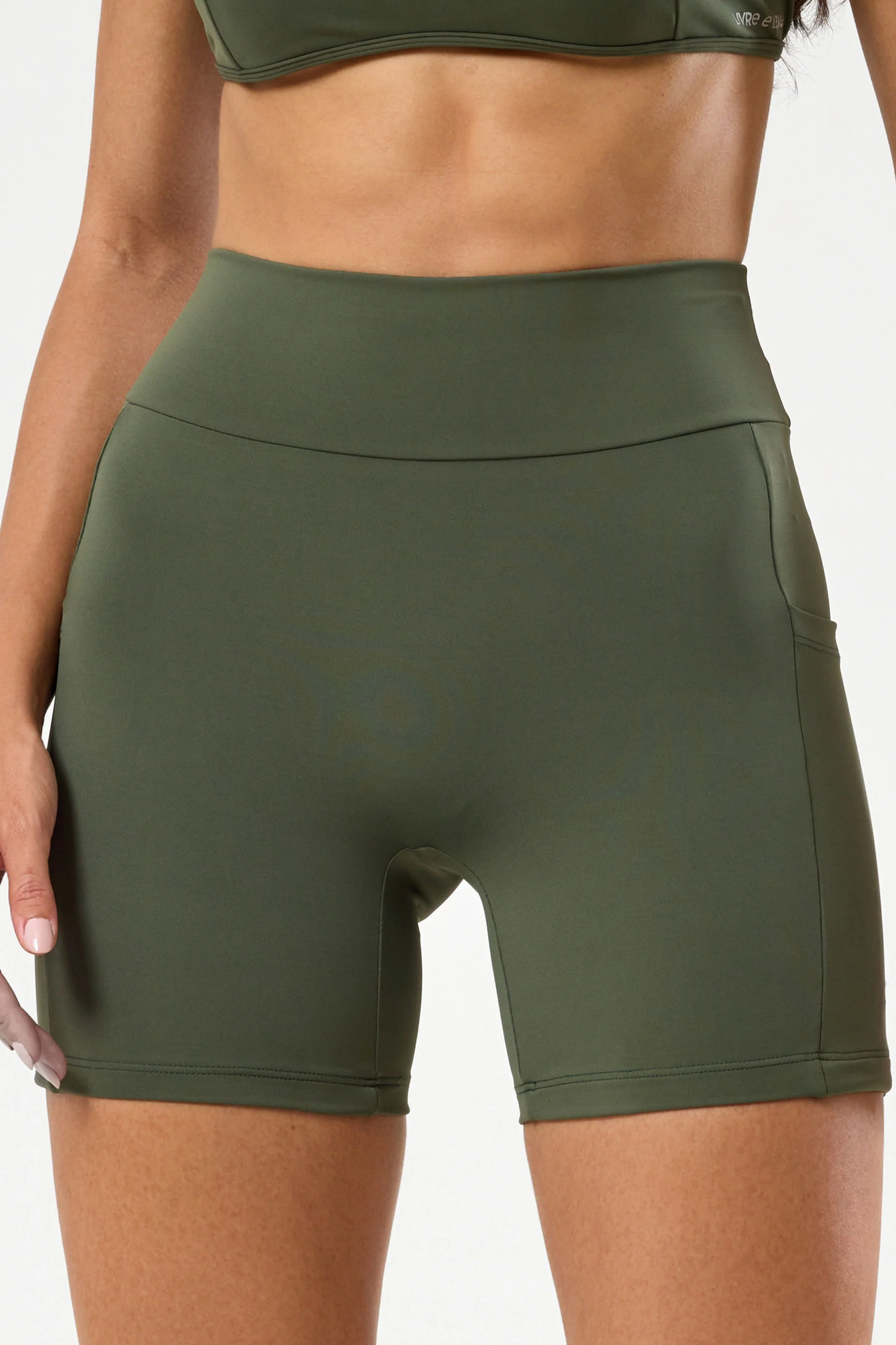 Bermuda com Bolso e Cós em V Verde - Image 2