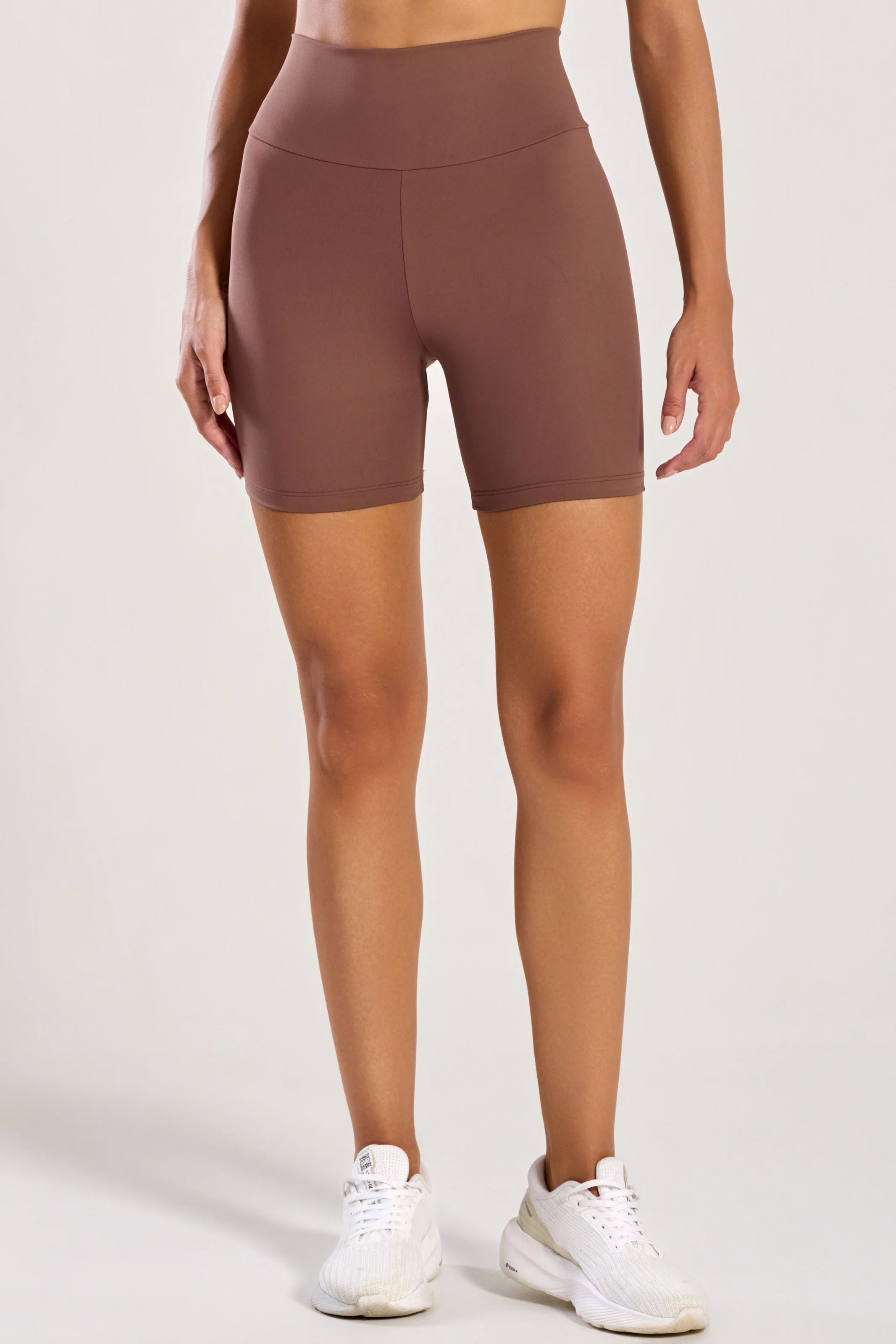 Bermuda com Bolso nas Costas Marrom - Image 3