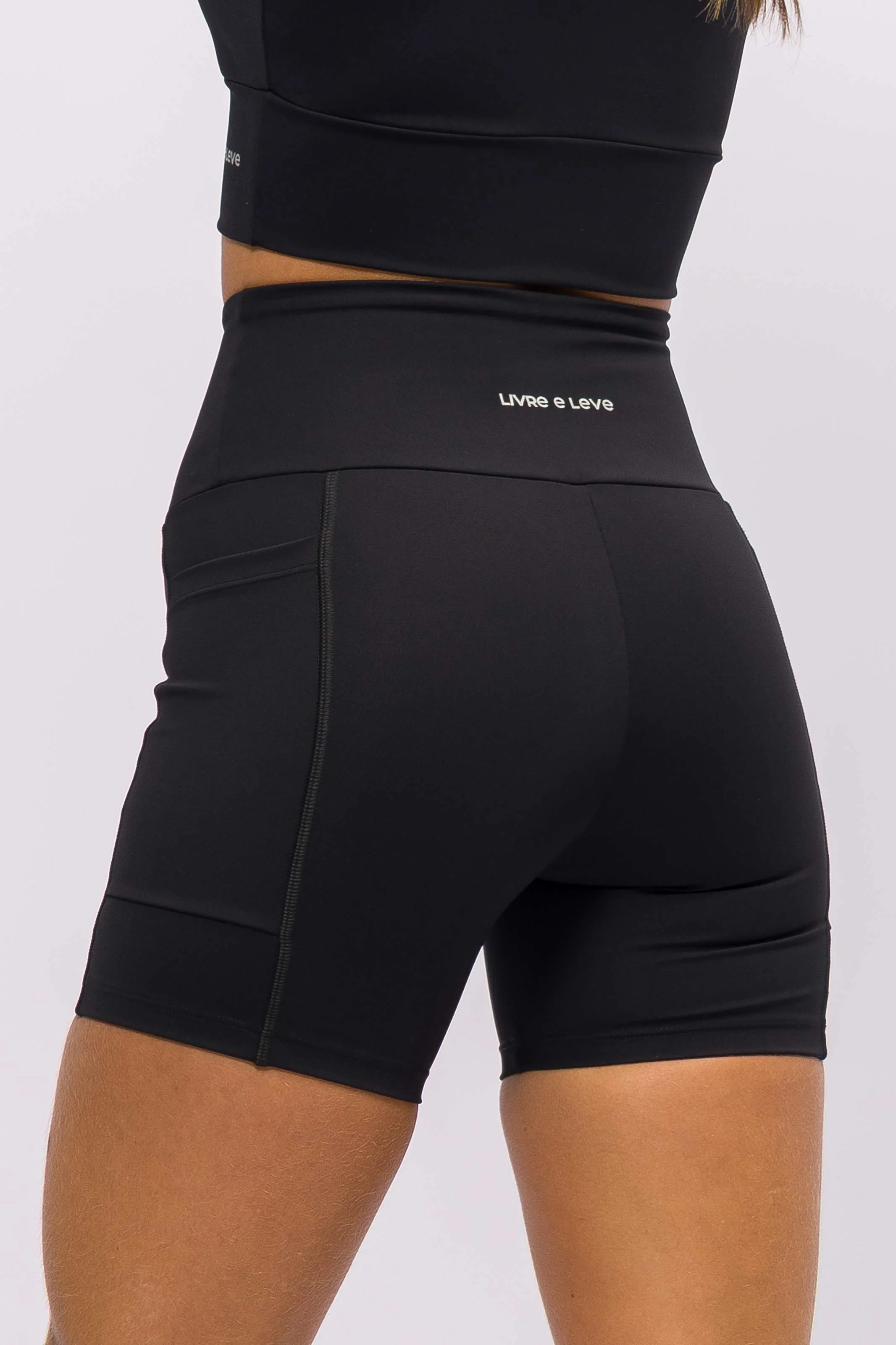 Bermuda Modeladora com Bolso Lateral Preta - Image 3