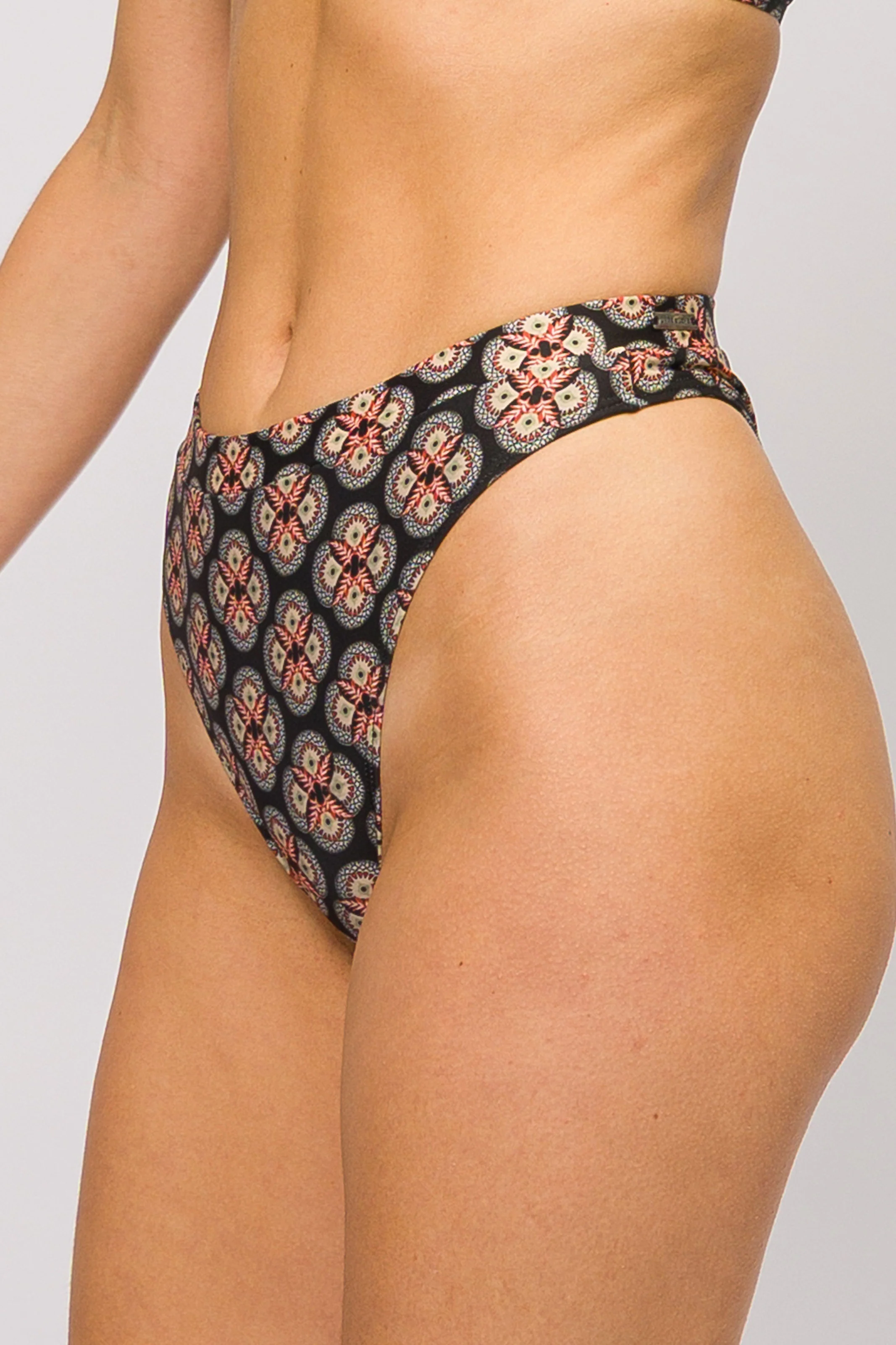 Biquíni Top Ombro Só e Calcinha Hot Pants Cavada Despertar - Image 5