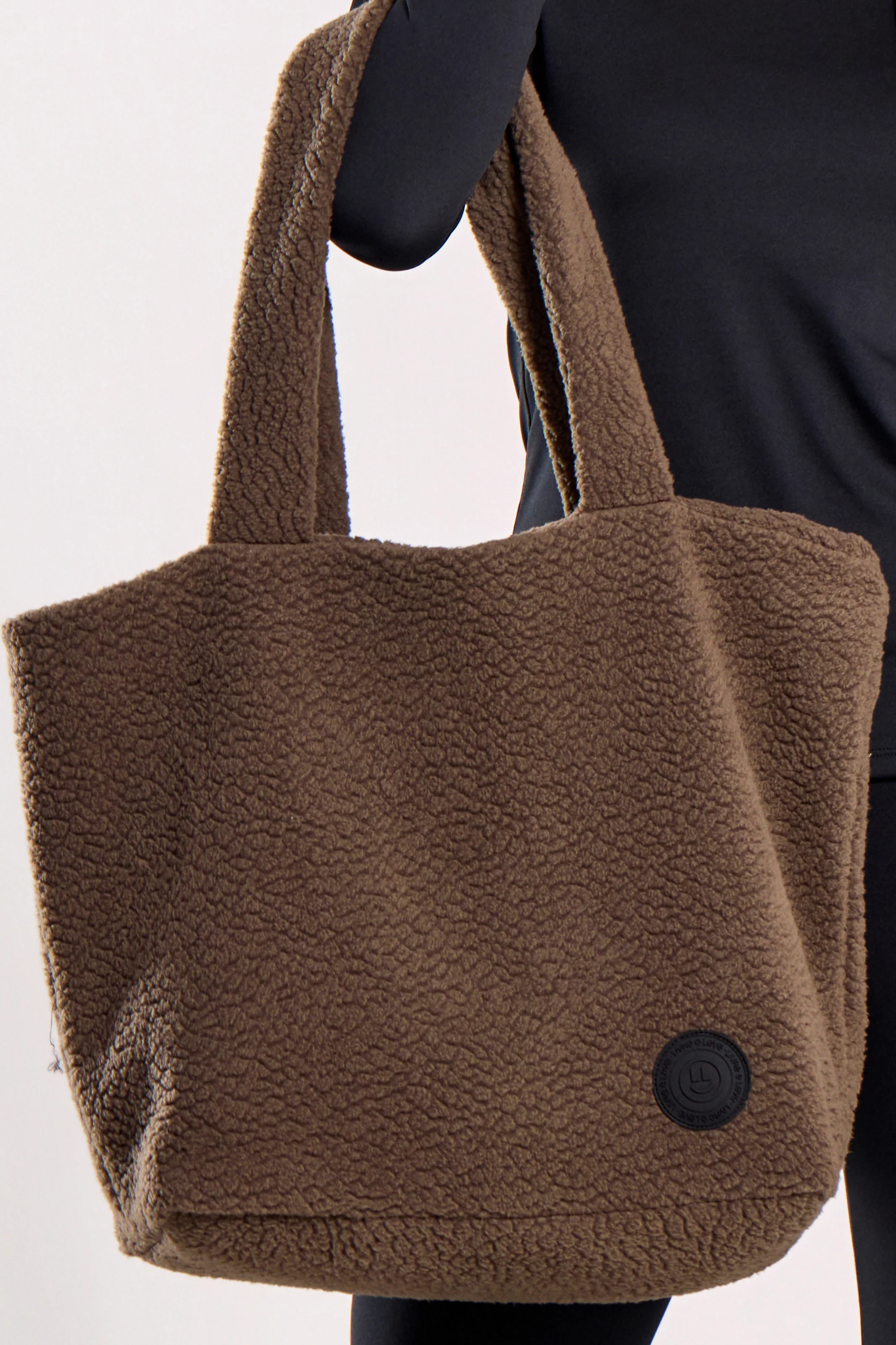 Bolsa Peluciada Marrom - Image 4