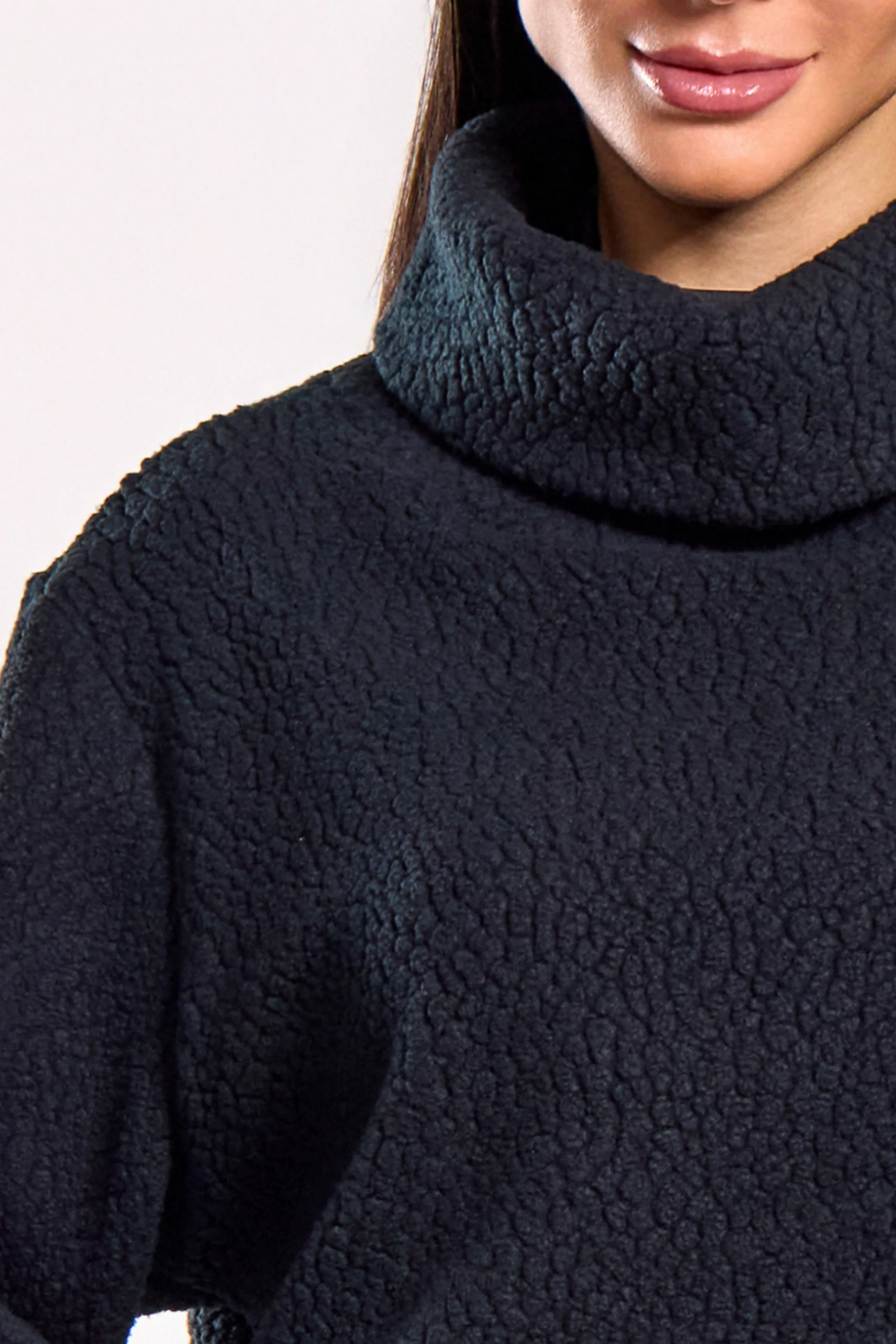 Casaco Gola Alta Peluciado Preto - Image 5