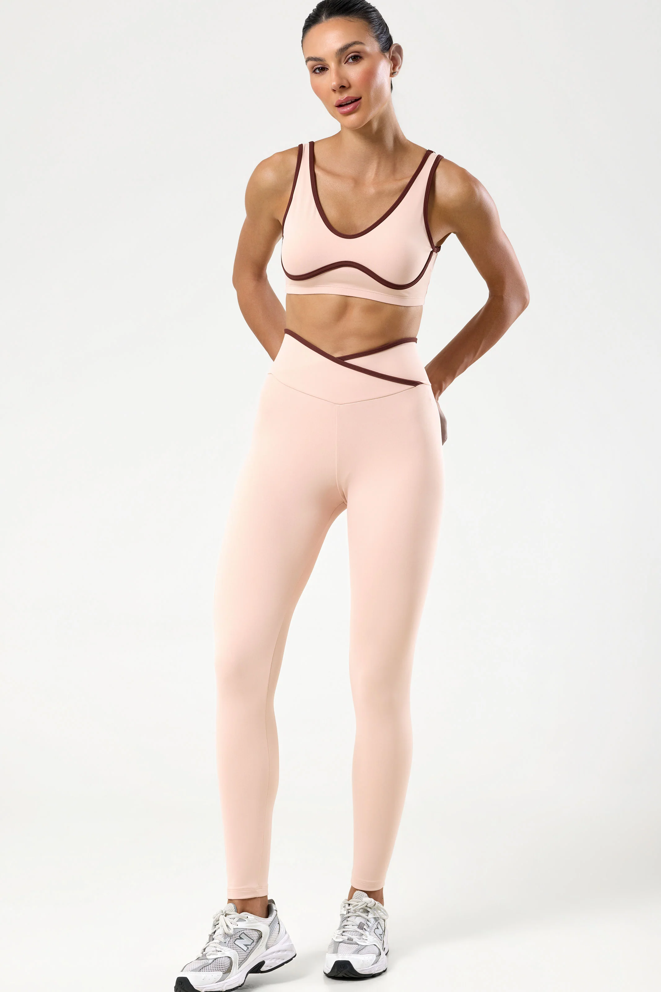 Conjunto Fitness Top e Calça com Detalhe em Viés Bege - Image 3