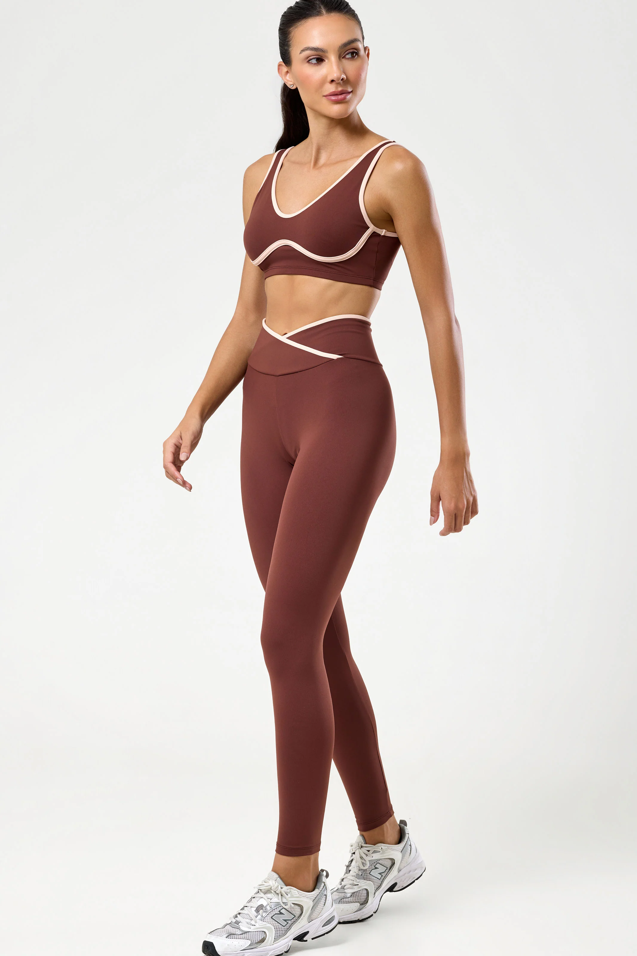 Conjunto Fitness Top e Calça com Detalhe em Viés Marrom - Image 2