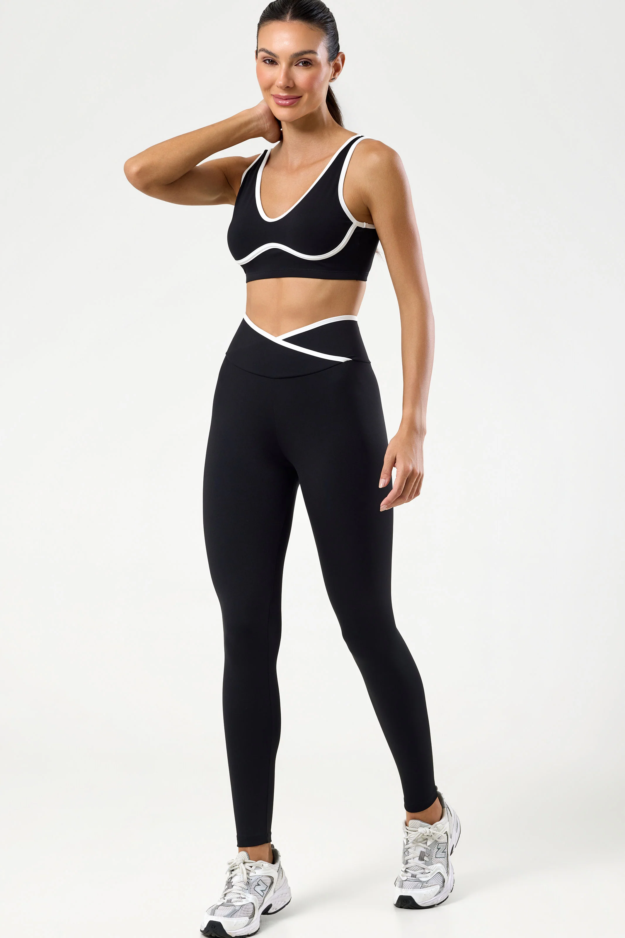Conjunto Fitness Top e Calça Preta com Detalhe em Viés - Image 4