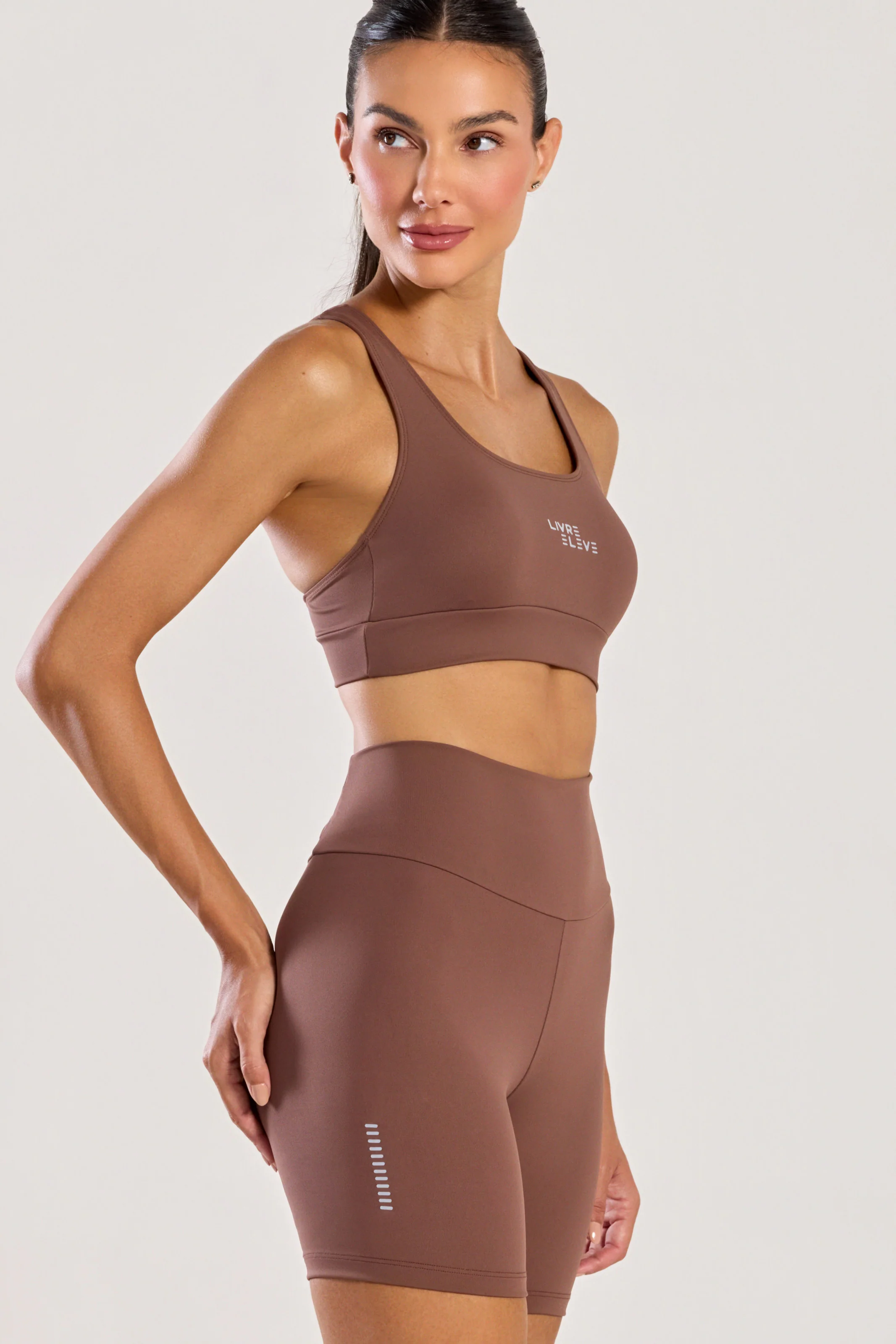 Conjunto Top Cruzado e Bermuda Bolso Cós Marrom - Image 5