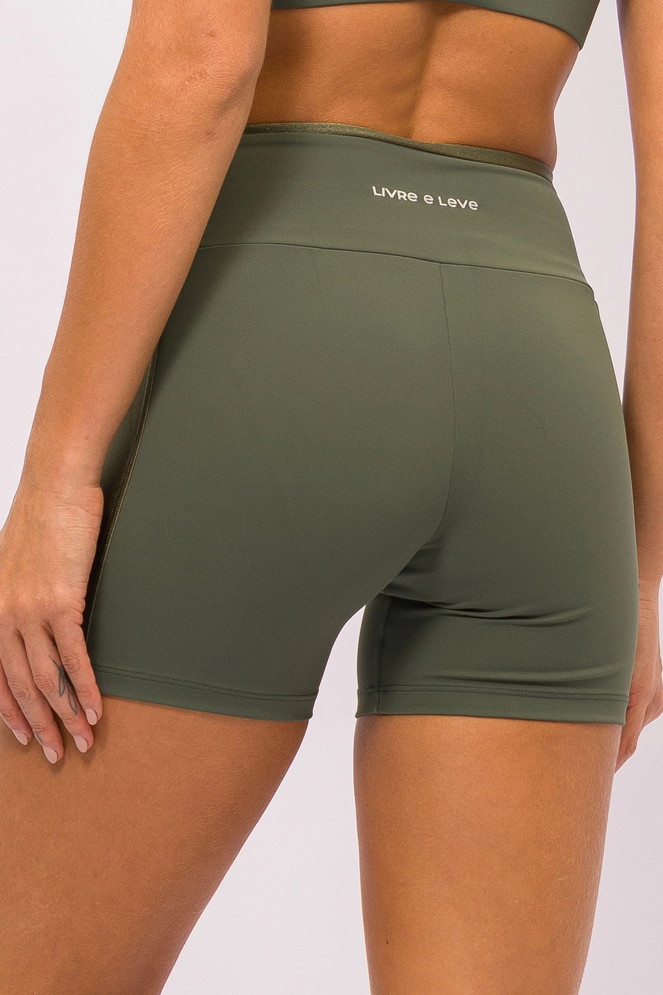 Short com Recorte Brilhante Verde - Image 3