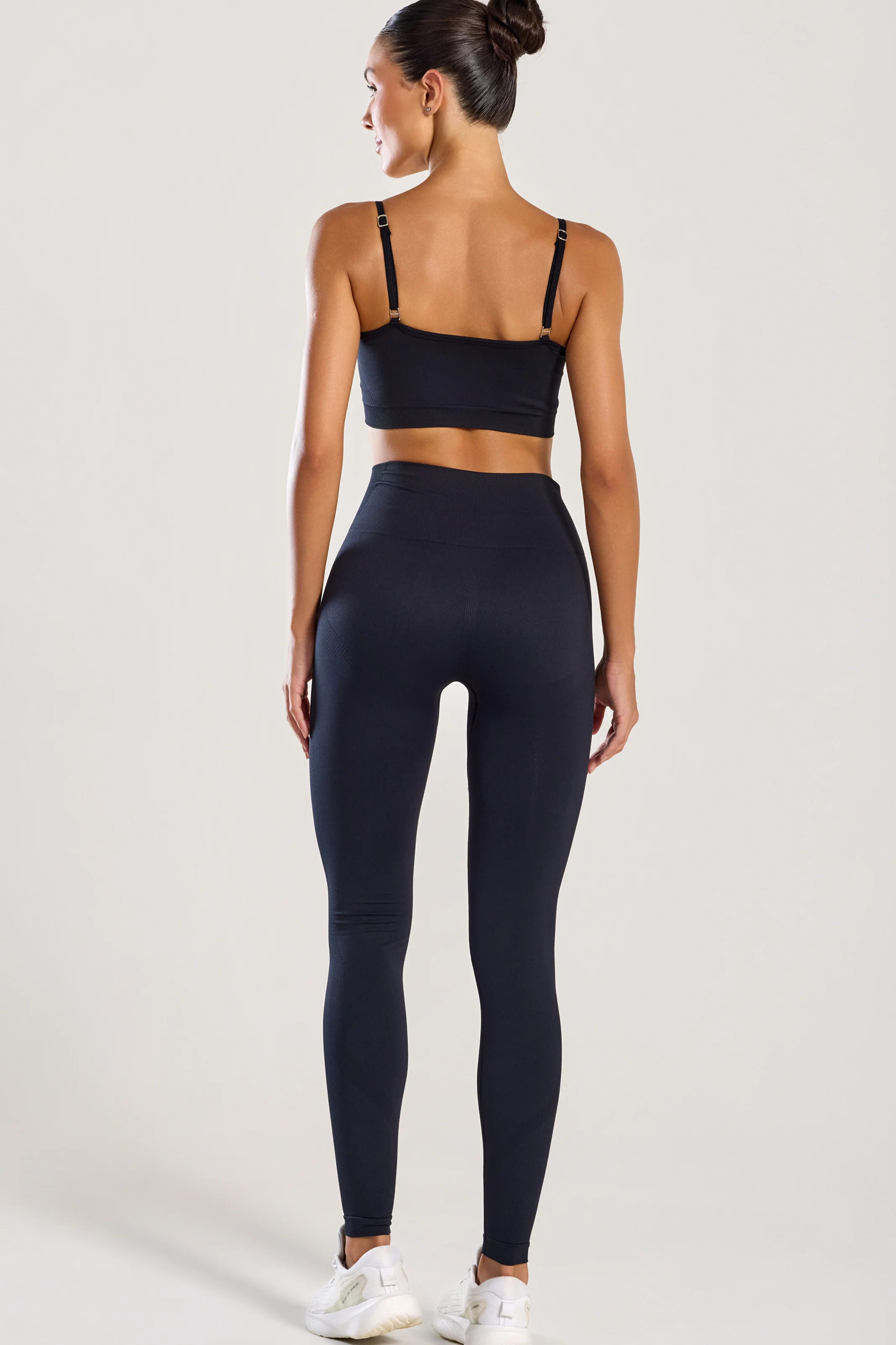 Conjunto Top Alcinha e Legging Sem Costura Preta - Image 4